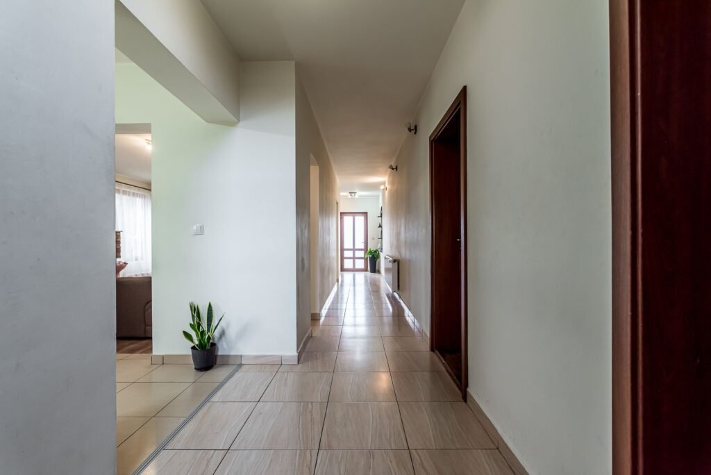 De vânzare VILĂ MODERNĂ CU PISCINĂ, SAUNĂ- COMISION 0% – ARADUL NOU în zona Aradul Nou 5 camere 4 dormitoare Arad 4