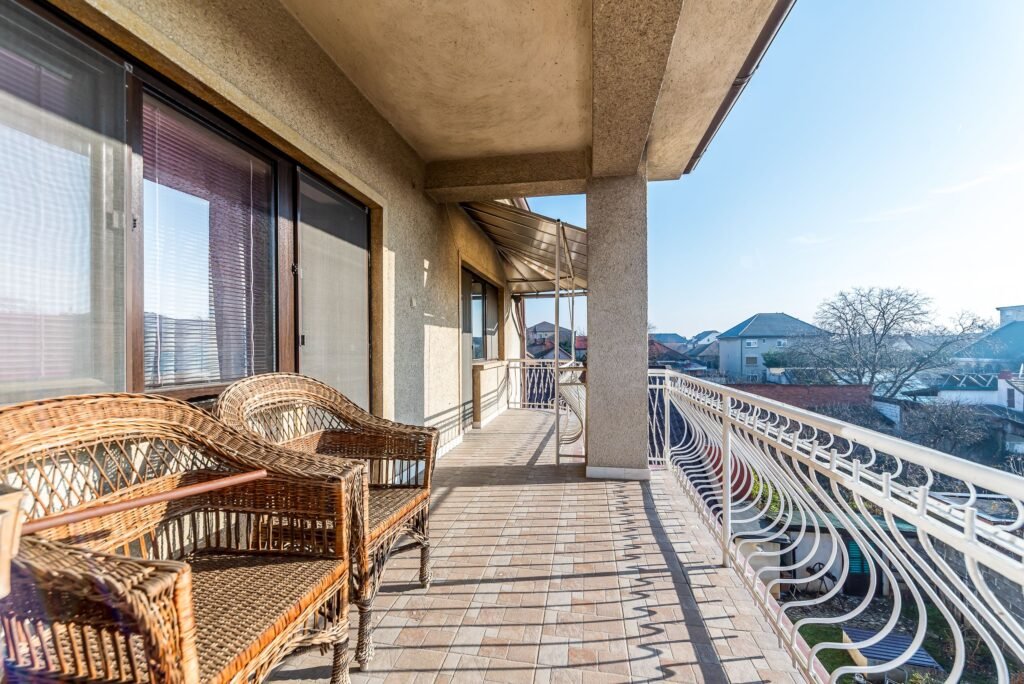 De vânzare Vilă cu 4 apartamente aproape de centrul Timișoarei în zona Sagului 11 camere 7 dormitoare Arad 1