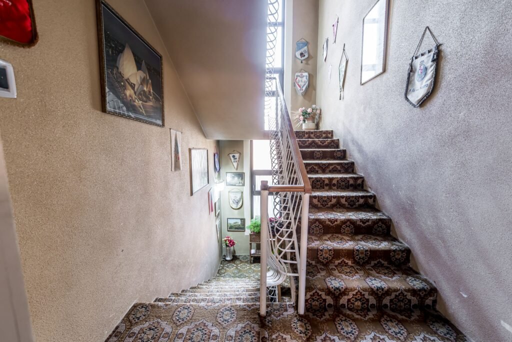 Vilă cu 4 apartamente aproape de centrul Timișoarei De vânzare Vilă cu 4 apartamente aproape de centrul Timișoarei în zona Sagului 11 camere 7 dormitoare Arad 1