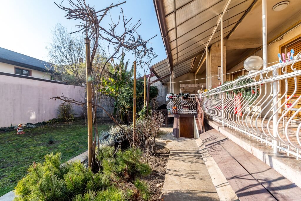 Vilă cu 4 apartamente aproape de centrul Timișoarei De vânzare Vilă cu 4 apartamente aproape de centrul Timișoarei în zona Sagului 11 camere 7 dormitoare Arad 1