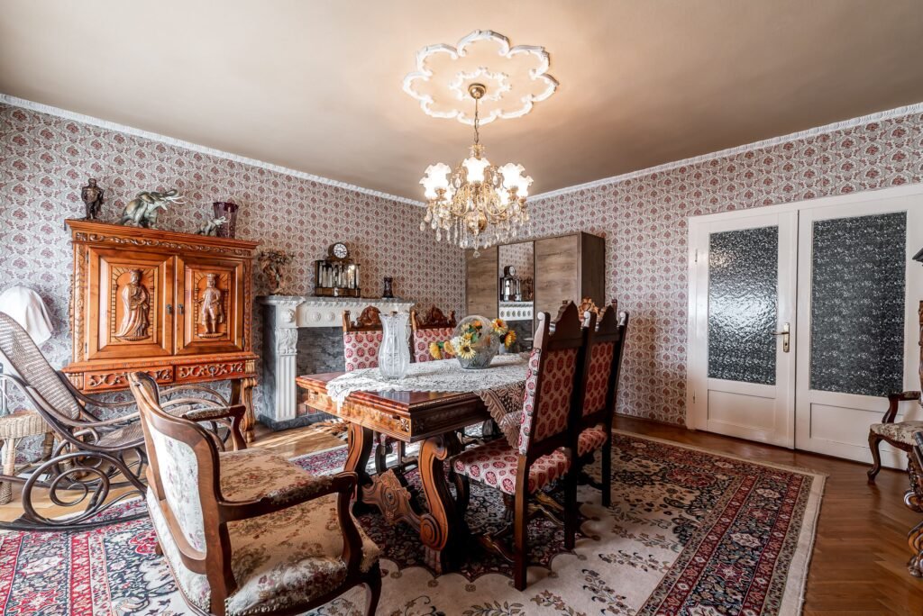 Vilă cu 4 apartamente aproape de centrul Timișoarei De vânzare Vilă cu 4 apartamente aproape de centrul Timișoarei în zona Sagului 11 camere 7 dormitoare Arad 1