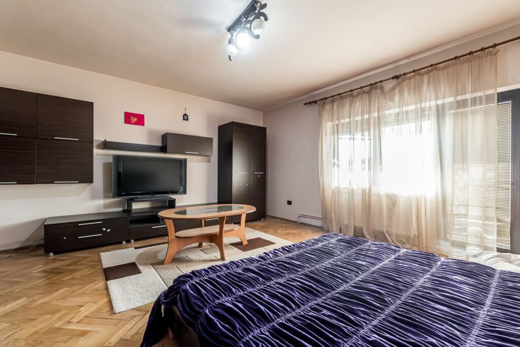 Vilă cu 4 apartamente aproape de centrul Timișoarei De vânzare Vilă cu 4 apartamente aproape de centrul Timișoarei în zona Sagului 11 camere 7 dormitoare Arad 1