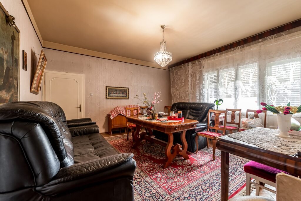 Vilă cu 4 apartamente aproape de centrul Timișoarei De vânzare Vilă cu 4 apartamente aproape de centrul Timișoarei în zona Sagului 11 camere 7 dormitoare Arad 1