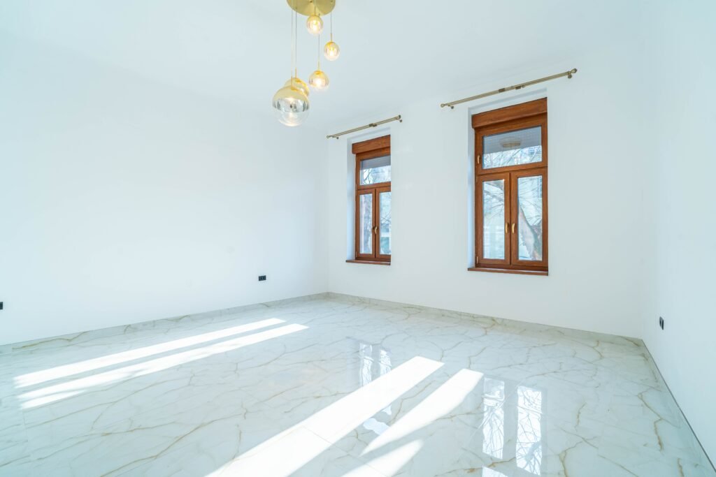 Apartament 2 camere parter înalt, ideal pentru birou, reprezentanță. De vânzare Apartament 2 camere parter înalt, ideal pentru birou, reprezentanță. în zona Central 2 camere 1 dormitor Arad 1