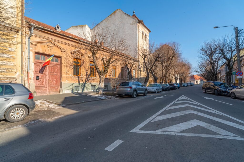 Apartament 2 camere parter înalt, ideal pentru birou, reprezentanță. De vânzare Apartament 2 camere parter înalt, ideal pentru birou, reprezentanță. în zona Central 2 camere 1 dormitor Arad 1