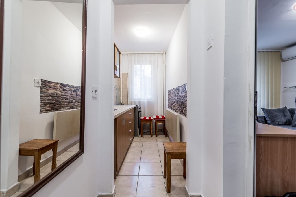 Apartament cu 2 camere, complet mobilat–Arad, zona Vlaicu, Str. Hațeg De vânzare Apartament cu 2 camere, complet mobilat–Arad, zona Vlaicu, Str. Hațeg în zona Aurel Vlaicu 2 camere 1 dormitor Arad 1