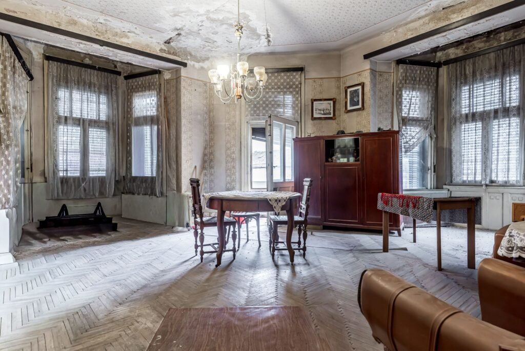 Apartament ultracentral cu 2 camere neamenajat Comision 0 De vânzare Apartament ultracentral cu 2 camere neamenajat Comision 0 în zona Ultracentral 2 camere 1 dormitor Arad 1