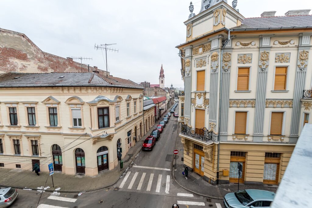 Apartament ultracentral cu 2 camere neamenajat Comision 0 De vânzare Apartament ultracentral cu 2 camere neamenajat Comision 0 în zona Ultracentral 2 camere 1 dormitor Arad 1