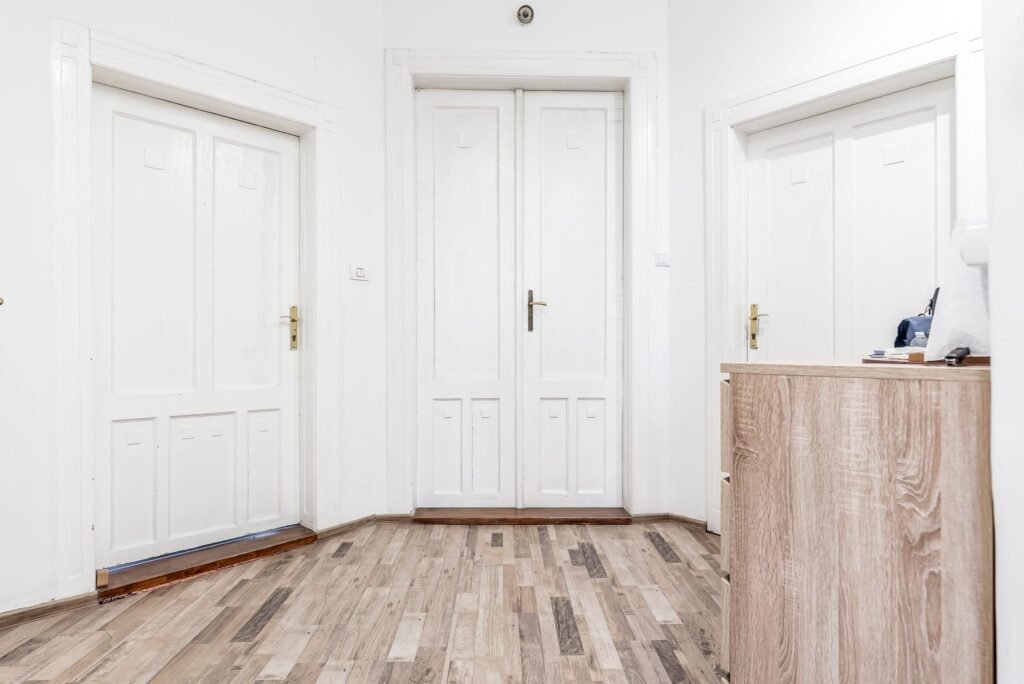 Apartament ultracentral cu 2 camere neamenajat Comision 0 De vânzare Apartament ultracentral cu 2 camere neamenajat Comision 0 în zona Ultracentral 2 camere 1 dormitor Arad 1