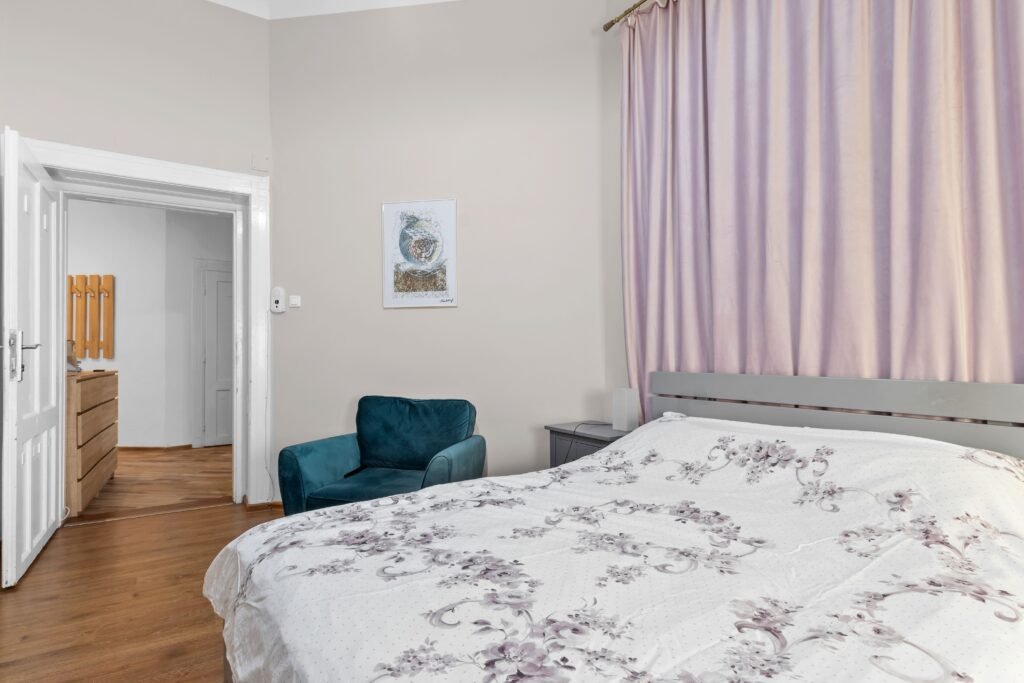 Apartament ultracentral cu 2 camere neamenajat Comision 0 De vânzare Apartament ultracentral cu 2 camere neamenajat Comision 0 în zona Ultracentral 2 camere 1 dormitor Arad 1