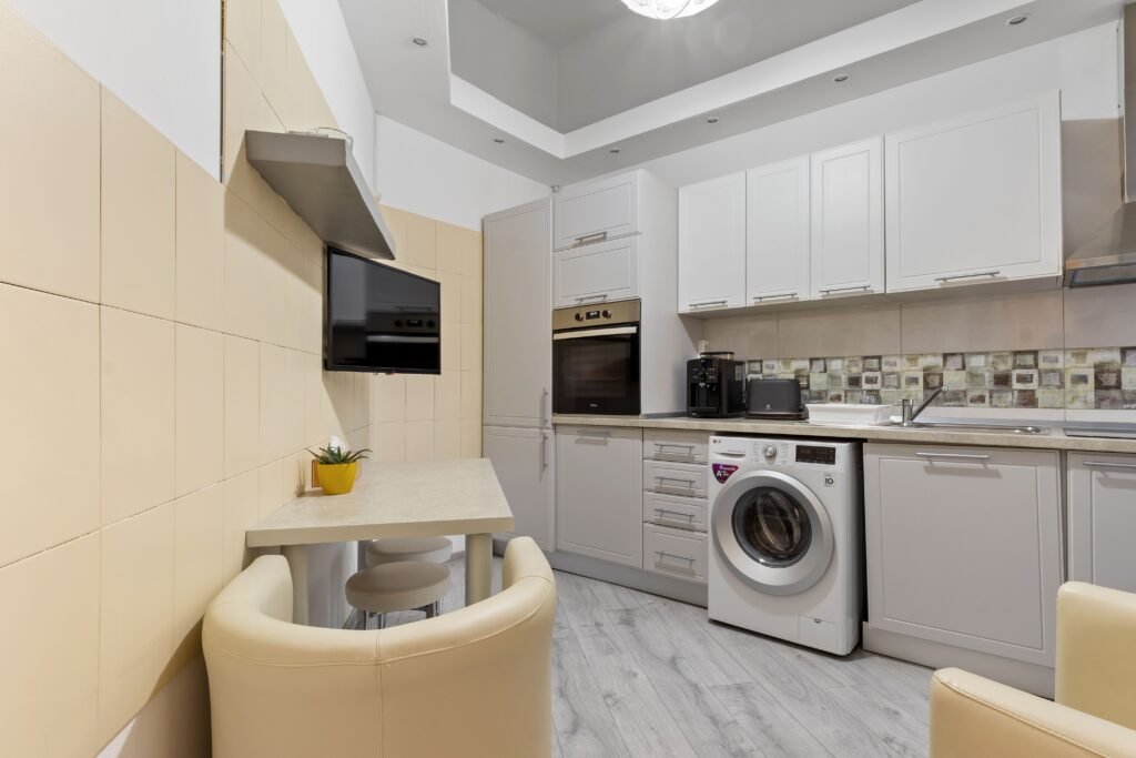 Apartament ultracentral cu 2 camere neamenajat Comision 0 De vânzare Apartament ultracentral cu 2 camere neamenajat Comision 0 în zona Ultracentral 2 camere 1 dormitor Arad 1