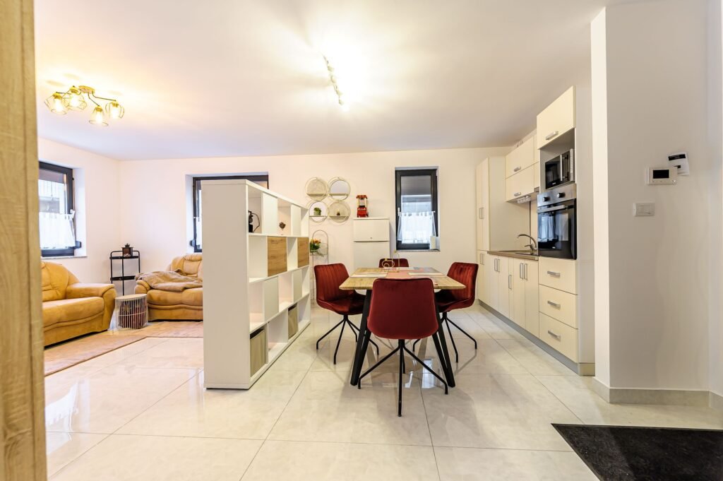 Apartament ultracentral cu loc de parcare, 2 camere cu terasa proprie 