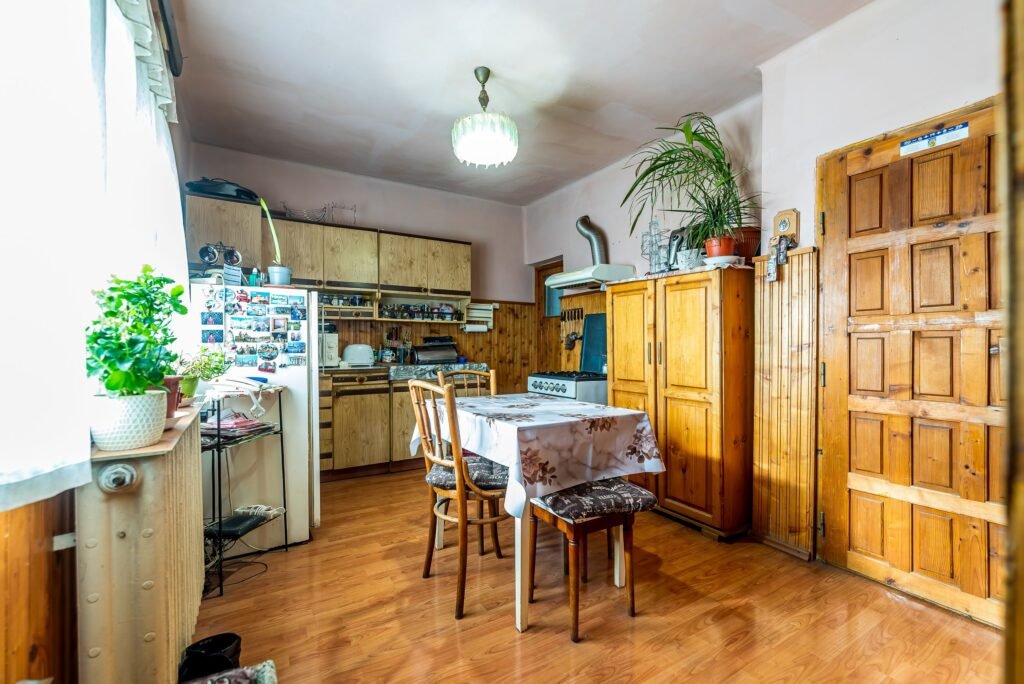 Casa 4 camere – Teren 539 mp – Bujac – COMISION 0 De vânzare Casa 4 camere - Teren 539 mp - Bujac - COMISION 0 în zona Bujac 4 camere 3 dormitoare Arad 1