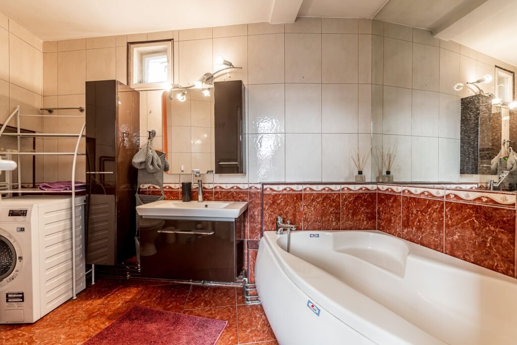 Casă cu 5 camere în Aradul Nou – locul unde linistea devine acasă De vânzare Casă cu 5 camere în Aradul Nou - locul unde linistea devine acasă în zona Aradul Nou 5 camere 3 dormitoare Arad 1