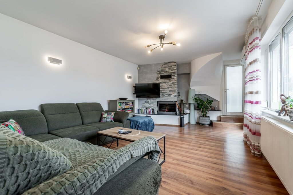 Casă cu 5 camere în Aradul Nou – locul unde linistea devine acasă De vânzare Casă cu 5 camere în Aradul Nou - locul unde linistea devine acasă în zona Aradul Nou 5 camere 3 dormitoare Arad 1