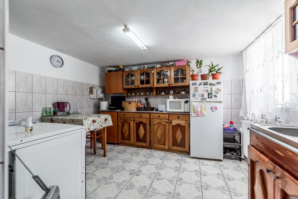 De vânzare Casă cu teren 846 mp Micalaca, Strada Lipovei. Ocazie rară! în zona Micalaca 4 camere 3 dormitoare Arad 1