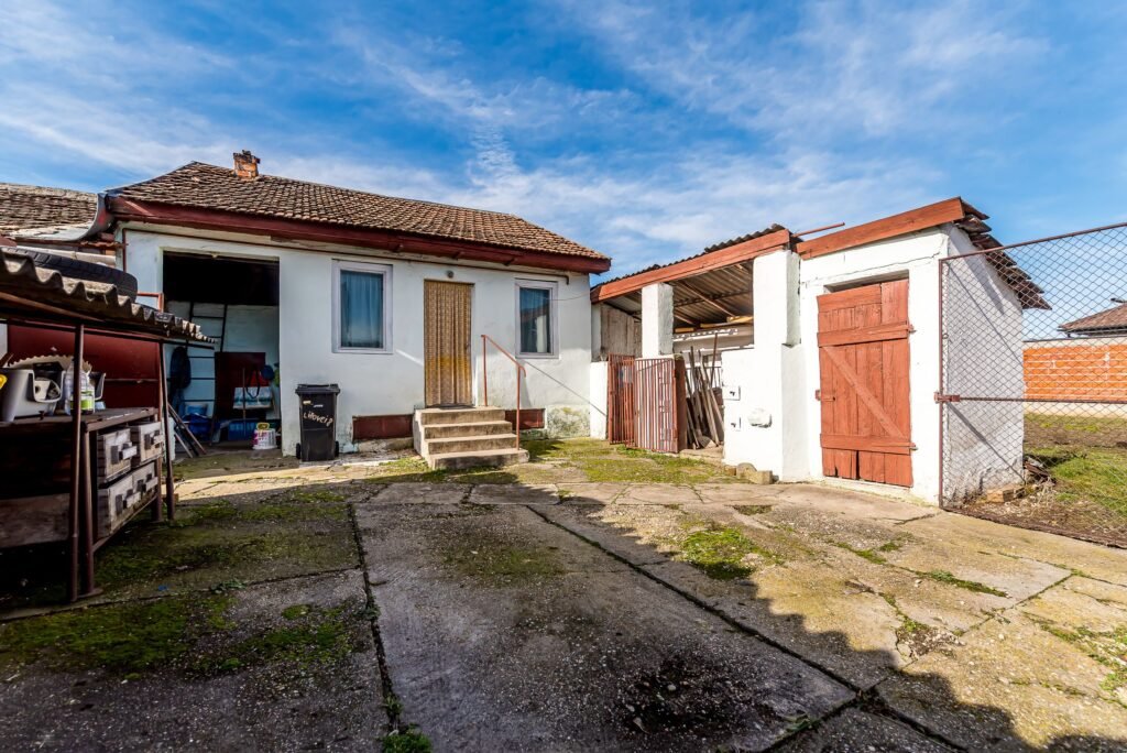 De vânzare Casă cu teren 846 mp Micalaca, Strada Lipovei. Ocazie rară! în zona Micalaca 4 camere 3 dormitoare Arad 1