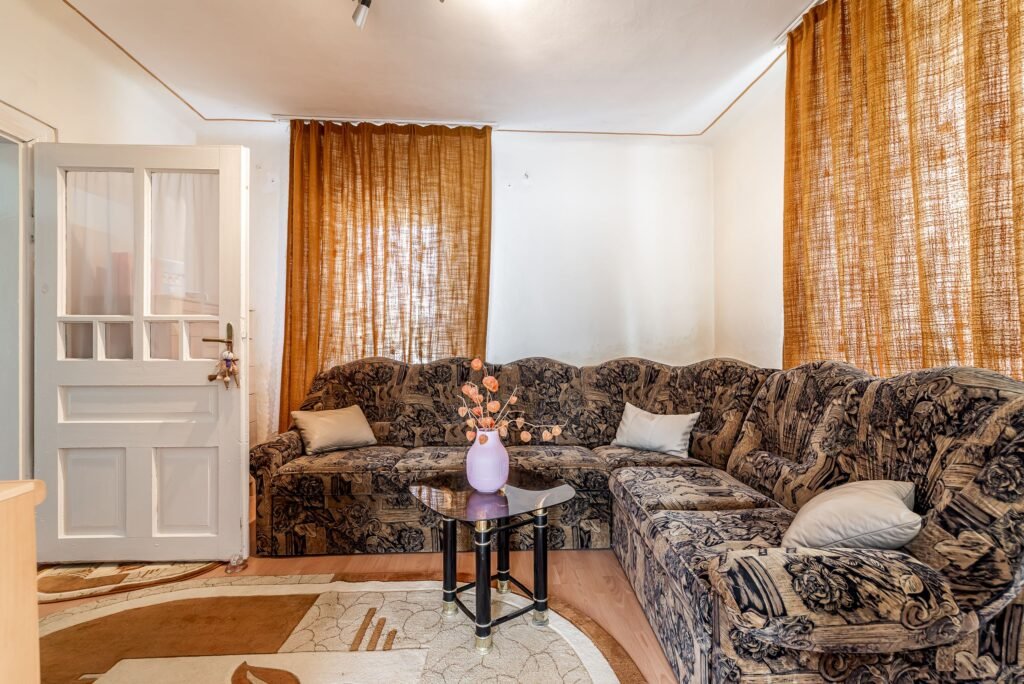 De vânzare Casă cu teren 846 mp Micalaca, Strada Lipovei. Ocazie rară! în zona Micalaca 4 camere 3 dormitoare Arad 1