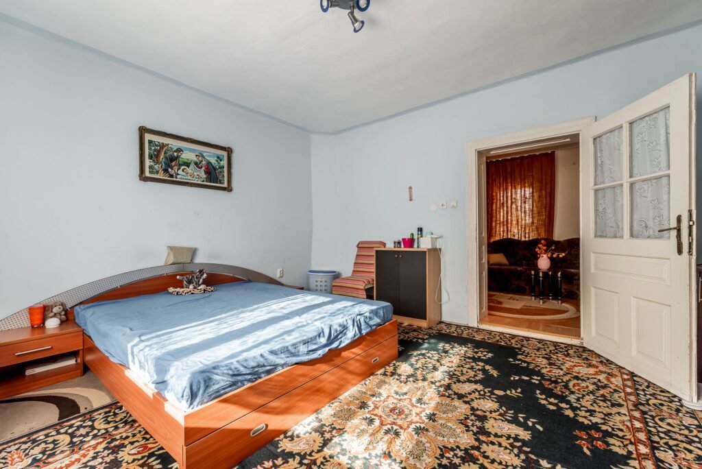 De vânzare Casă cu teren 846 mp Micalaca, Strada Lipovei. Ocazie rară! în zona Micalaca 4 camere 3 dormitoare Arad 1