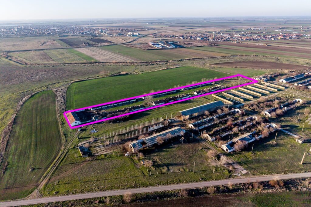 Ferma 11.5 HA lângă DN7 & Autostrada E68 – Nădlac | clădiri+utilități De vânzare Ferma 11.5 HA lângă DN7 & Autostrada E68 – Nădlac | clădiri+utilități în zona Vest Arad 1