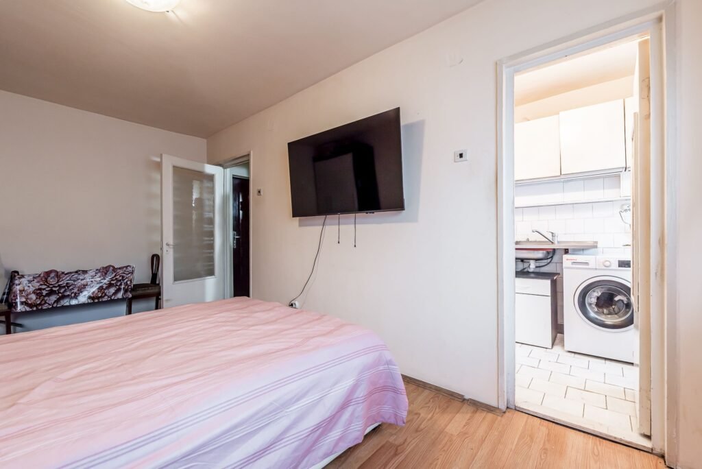 Garsoniera confort 1 la etajul 2 in confectii Comision 0 De vânzare Garsoniera confort 1 la etajul 2 in confectii Comision 0 în zona Confectii 1 camera 1 dormitor Arad 1