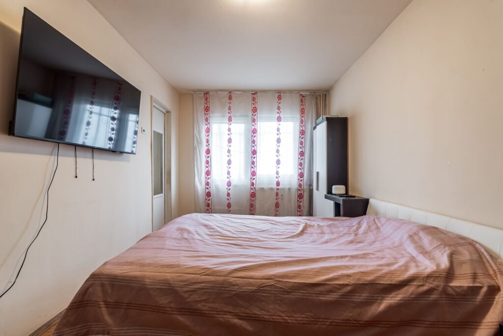 Garsoniera confort 1 la etajul 2 in confectii Comision 0 De vânzare Garsoniera confort 1 la etajul 2 in confectii Comision 0 în zona Confectii 1 camera 1 dormitor Arad 1