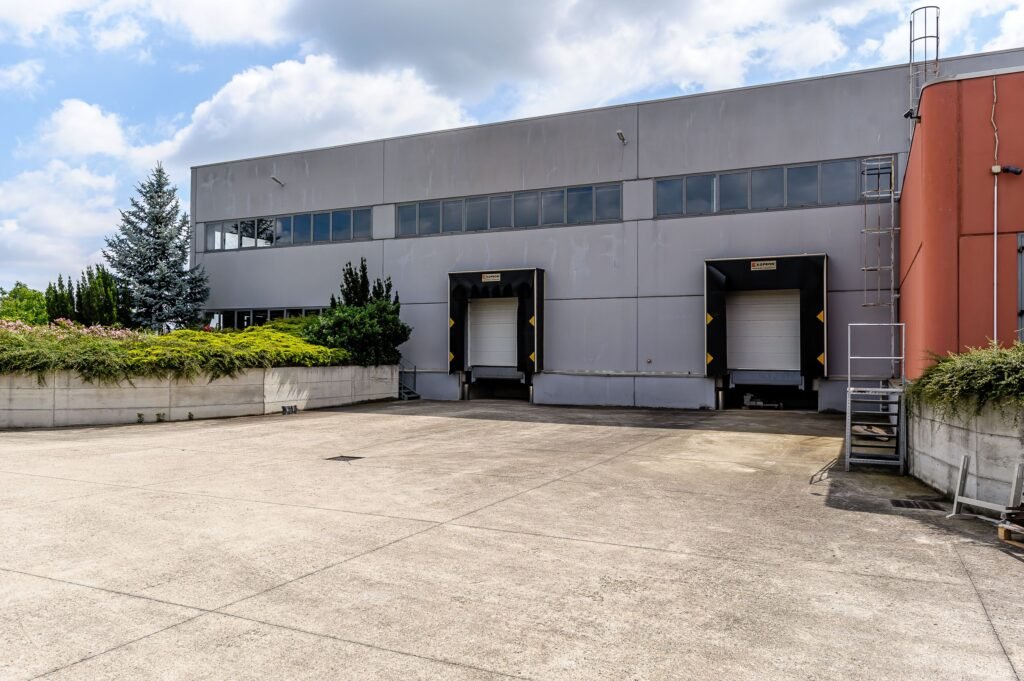 Hală de producție și depozitare cu birouri în Arad De vânzare Hală de producție și depozitare cu birouri în Arad în zona Micalaca 20 camere Arad 1