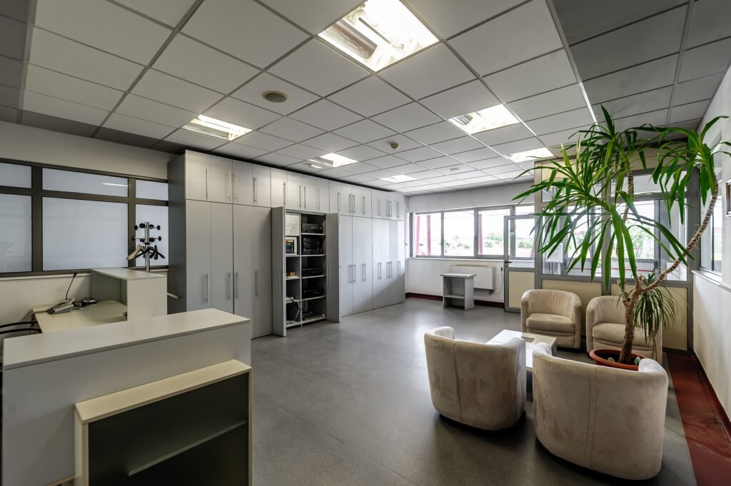 Hală de producție și depozitare cu birouri în Arad De vânzare Hală de producție și depozitare cu birouri în Arad în zona Micalaca 20 camere Arad 1