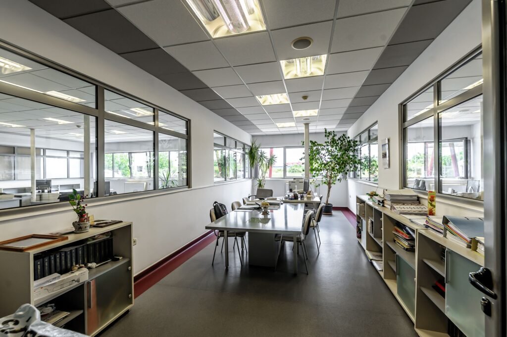 Hală de producție și depozitare cu birouri în Arad De vânzare Hală de producție și depozitare cu birouri în Arad în zona Micalaca 20 camere Arad 1