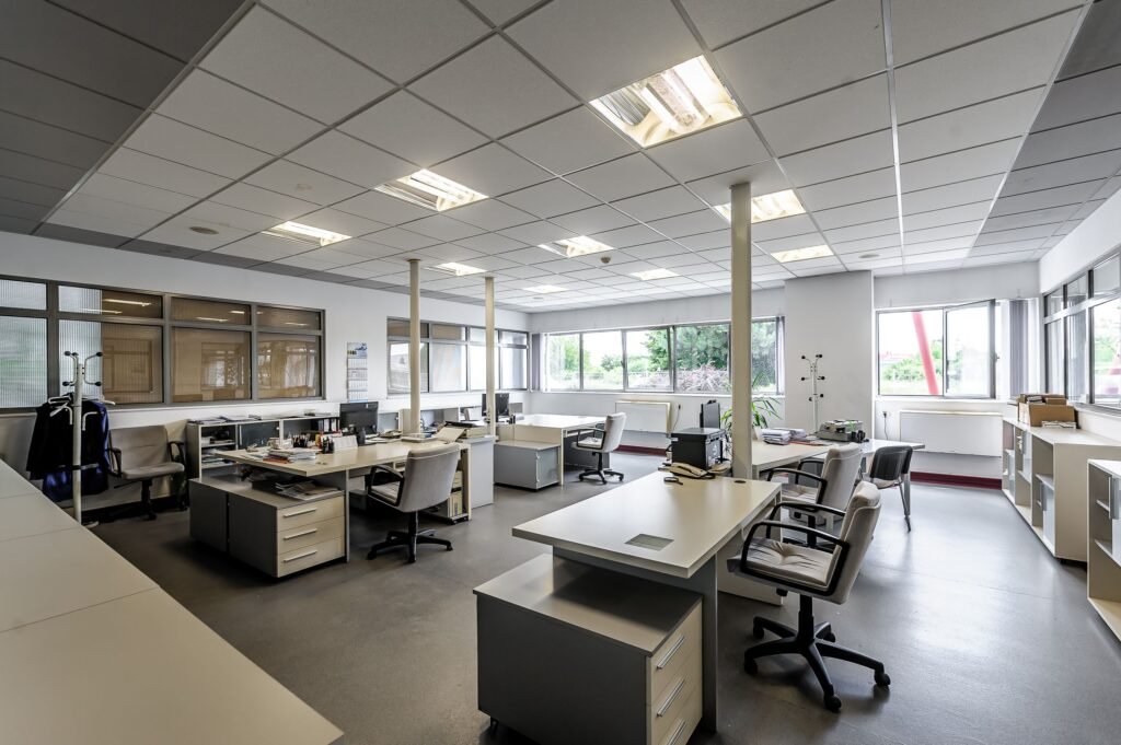 Hală de producție și depozitare cu birouri în Arad De vânzare Hală de producție și depozitare cu birouri în Arad în zona Micalaca 20 camere Arad 1