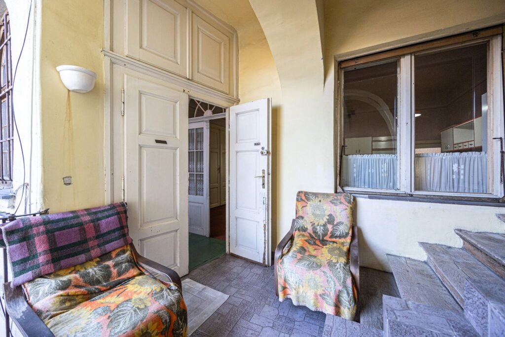 Apartament 4 camere semidecomandat, ultracentral, etaj 1 De vânzare Apartament 4 camere semidecomandat, ultracentral, etaj 1 în zona Ultracentral 4 camere 2 dormitoare Arad 1