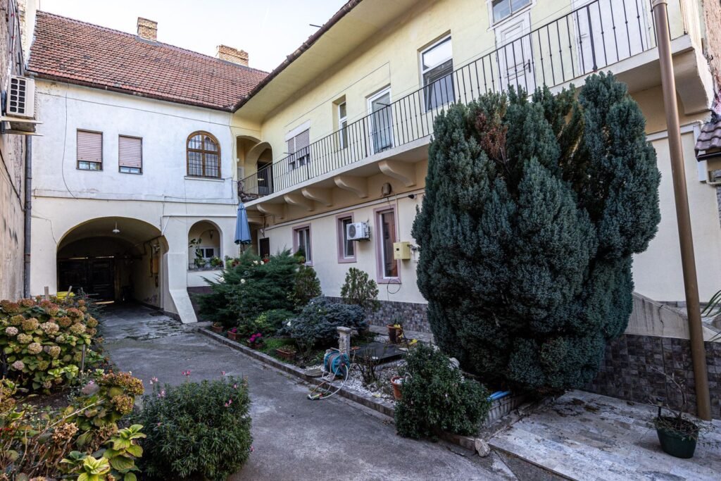 Apartament 4 camere semidecomandat, ultracentral, etaj 1 De vânzare Apartament 4 camere semidecomandat, ultracentral, etaj 1 în zona Ultracentral 4 camere 2 dormitoare Arad 1