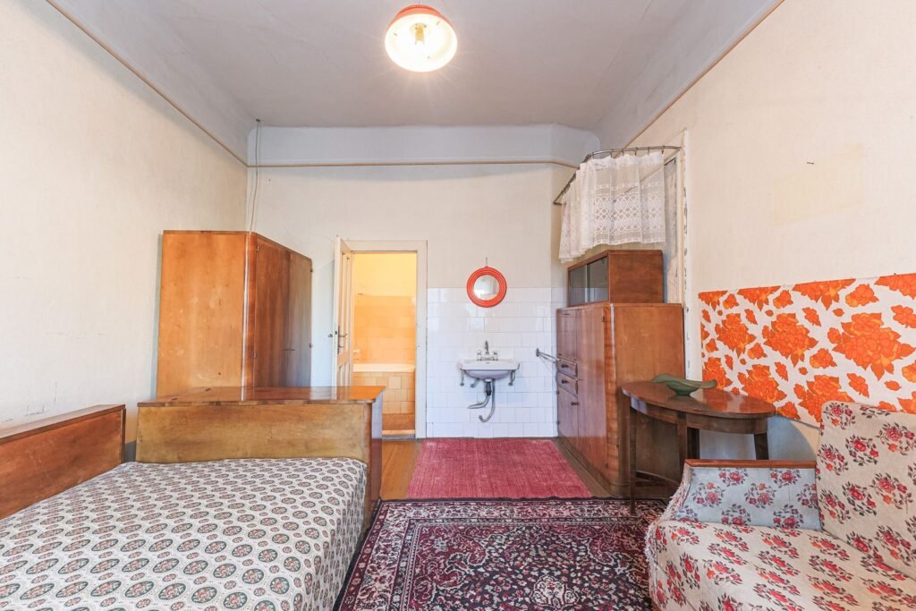 Apartament 4 camere semidecomandat, ultracentral, etaj 1 De vânzare Apartament 4 camere semidecomandat, ultracentral, etaj 1 în zona Ultracentral 4 camere 2 dormitoare Arad 1