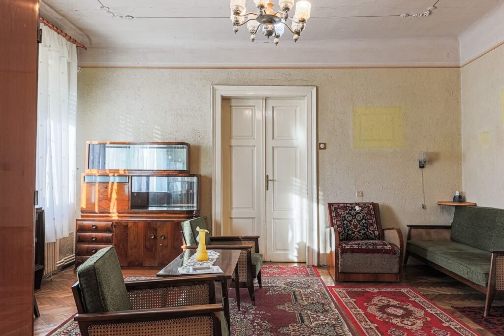 Apartament 4 camere semidecomandat, ultracentral, etaj 1 De vânzare Apartament 4 camere semidecomandat, ultracentral, etaj 1 în zona Ultracentral 4 camere 2 dormitoare Arad 1