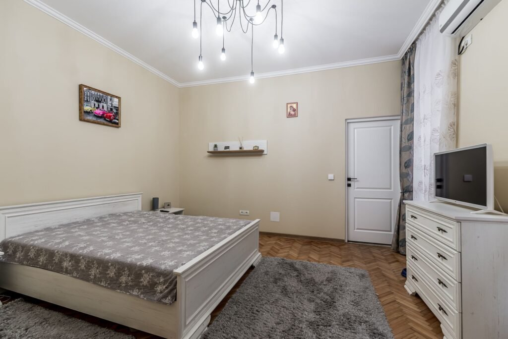 De vânzare Apartament cu 2 camere în zona Ultracentrală, etaj 1, renovat complet în zona Ultracentral 2 camere 1 dormitor Arad 1