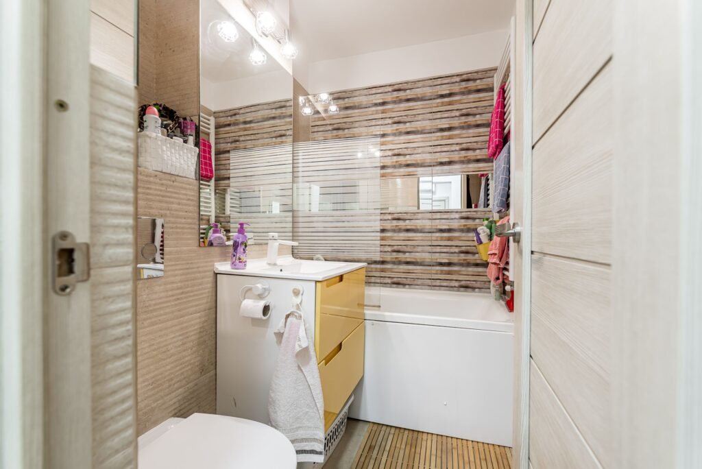 Apartament cu 3 camere decomandate la cheie, etaj 1 Comision 0 De vânzare Apartament cu 3 camere decomandate la cheie, etaj 1 Comision 0 în zona Aurel Vlaicu 3 camere 2 dormitoare Arad 1