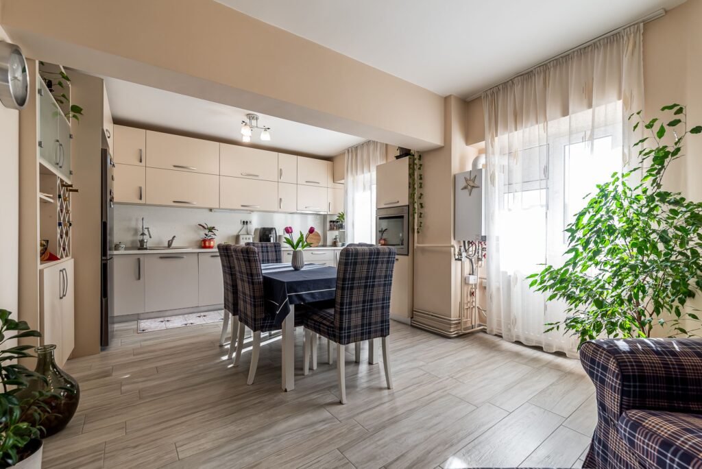 Apartament decomandat 4 camere – str. Condurasilor – COMISION 0 De vânzare Apartament decomandat 4 camere - str. Condurasilor - COMISION 0 în zona Alfa 4 camere 2 dormitoare Arad 1