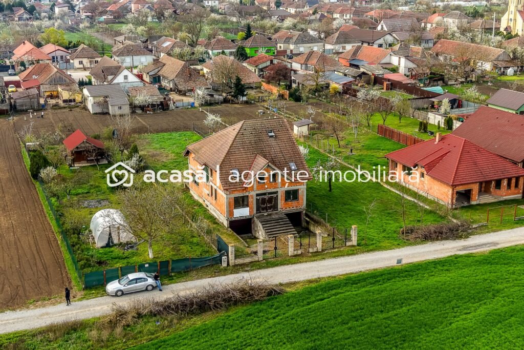 Casă 6 camere – la roșu – Zimandcuz, Arad – COMISION 0 De vânzare Casă 6 camere - la roșu - Zimandcuz, Arad – COMISION 0 în zona Arad 6 camere 3 dormitoare Arad 1