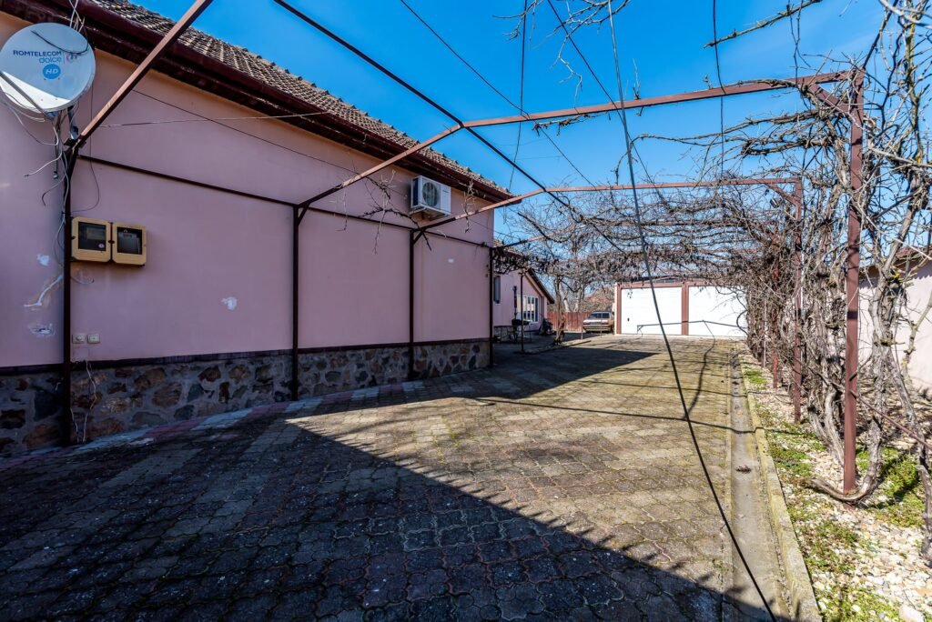 Casa ideală pentru familie: școală la 3 min + anexă pentru bunici De vânzare Casa ideală pentru familie: școală la 3 min + anexă pentru bunici în zona Arad 4 camere 3 dormitoare Arad 1