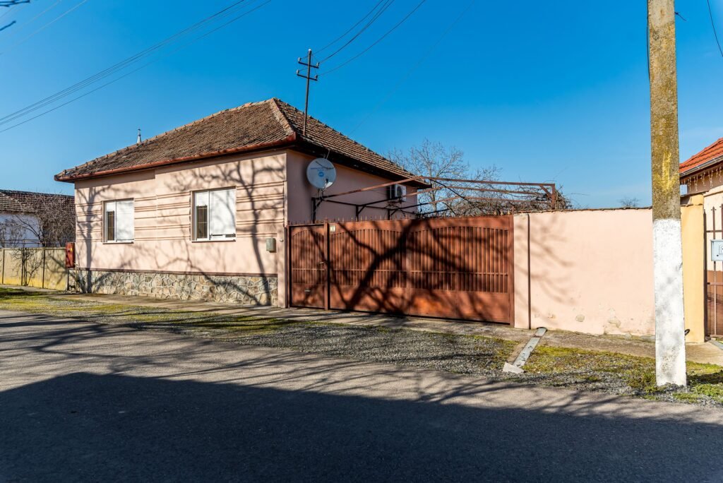 Casa ideală pentru familie: școală la 3 min + anexă pentru bunici De vânzare Casa ideală pentru familie: școală la 3 min + anexă pentru bunici în zona Arad 4 camere 3 dormitoare Arad 1