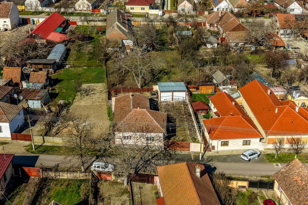 Casa ideală pentru familie: școală la 3 min + anexă pentru bunici De vânzare Casa ideală pentru familie: școală la 3 min + anexă pentru bunici în zona Arad 4 camere 3 dormitoare Arad 1