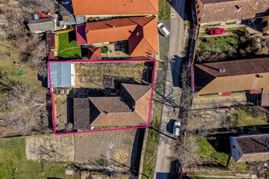 Casa ideală pentru familie: școală la 3 min + anexă pentru bunici De vânzare Casa ideală pentru familie: școală la 3 min + anexă pentru bunici în zona Arad 4 camere 3 dormitoare Arad 1