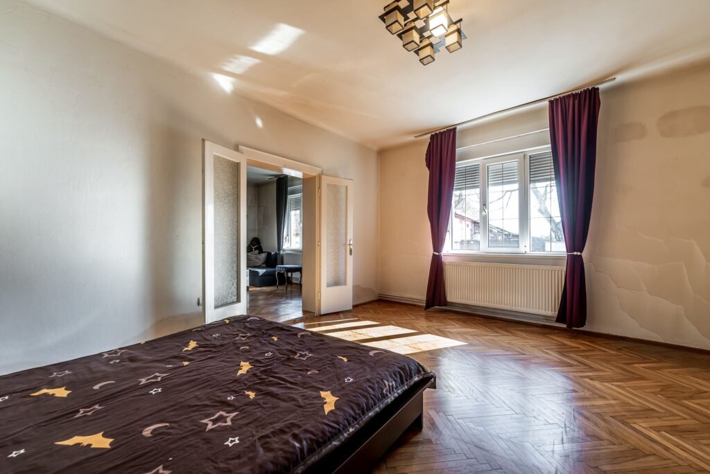 Casa ideală pentru familie: școală la 3 min + anexă pentru bunici De vânzare Casa ideală pentru familie: școală la 3 min + anexă pentru bunici în zona Arad 4 camere 3 dormitoare Arad 1