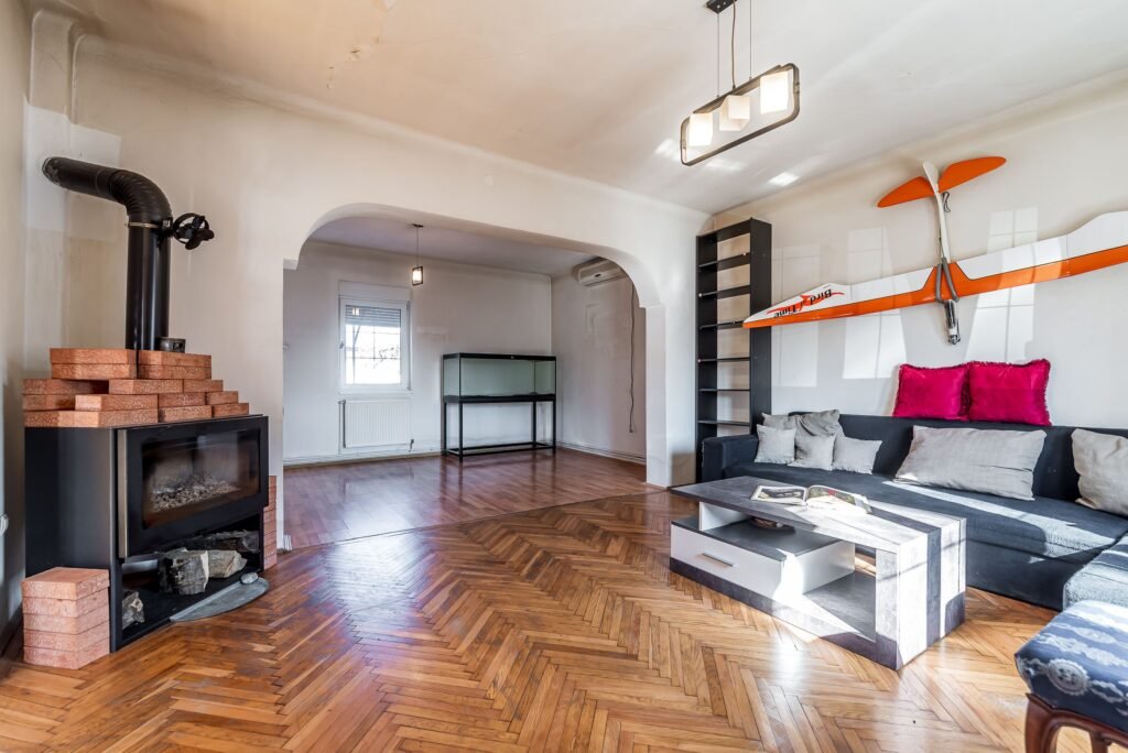 Casa ideală pentru familie: școală la 3 min + anexă pentru bunici De vânzare Casa ideală pentru familie: școală la 3 min + anexă pentru bunici în zona Arad 4 camere 3 dormitoare Arad 1