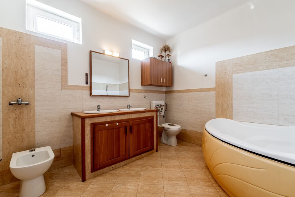 Casa ideală pentru familie: școală la 3 min + anexă pentru bunici De vânzare Casa ideală pentru familie: școală la 3 min + anexă pentru bunici în zona Arad 4 camere 3 dormitoare Arad 1