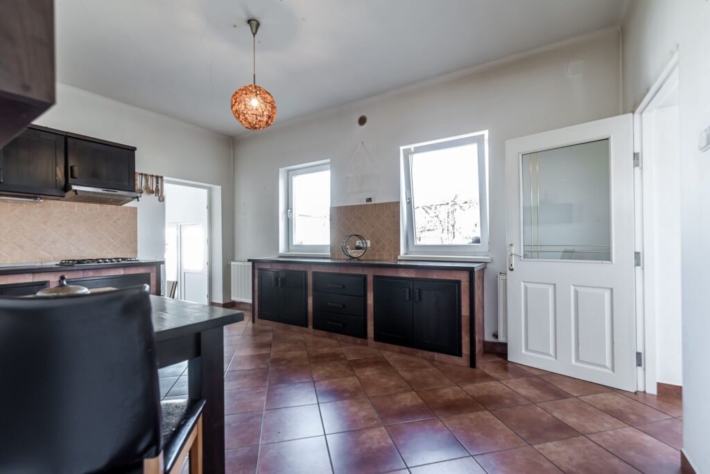 Casa ideală pentru familie: școală la 3 min + anexă pentru bunici De vânzare Casa ideală pentru familie: școală la 3 min + anexă pentru bunici în zona Arad 4 camere 3 dormitoare Arad 1