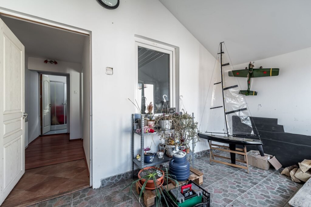 Casa ideală pentru familie: școală la 3 min + anexă pentru bunici De vânzare Casa ideală pentru familie: școală la 3 min + anexă pentru bunici în zona Arad 4 camere 3 dormitoare Arad 1