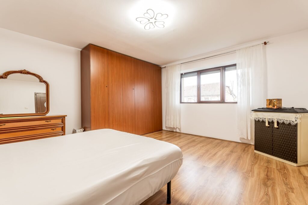 Casă în Vinga – restaurată Integral 2025 | 3 camere | teren generos De vânzare Casă în Vinga – restaurată Integral 2025 | 3 camere | teren generos în zona Arad 3 camere 2 dormitoare Arad 1