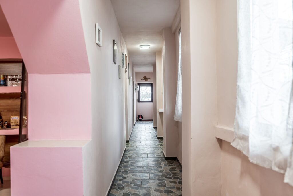 De vânzare Casă în Vinga – restaurată Integral 2025 | 3 camere | teren generos în zona Arad 3 camere 2 dormitoare Arad 1