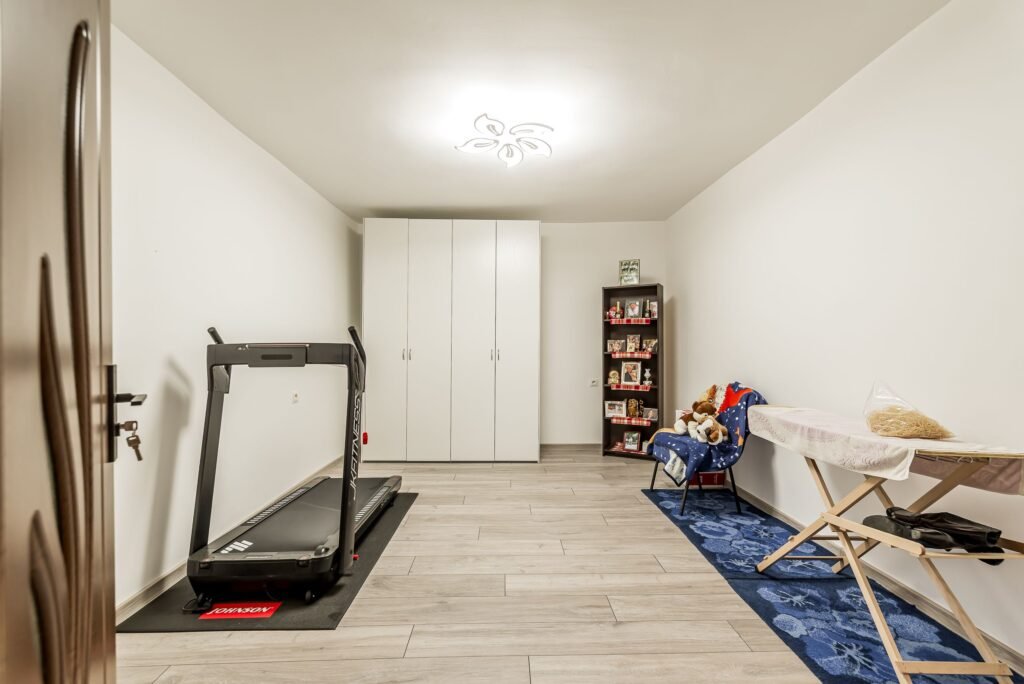 De vânzare Casă în Vinga – restaurată Integral 2025 | 3 camere | teren generos în zona Arad 3 camere 2 dormitoare Arad 1